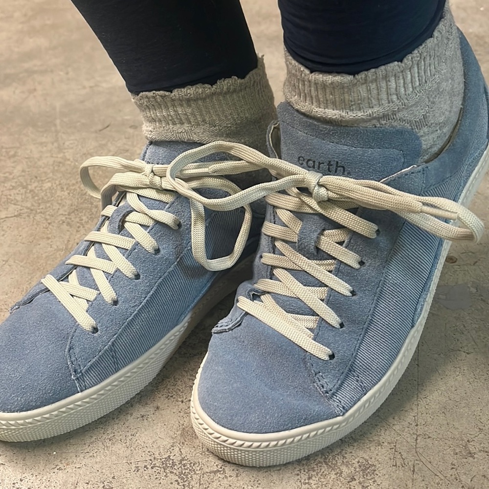 Earth shoes size 8. Never been worn.